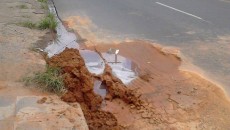 Buraco é aberto após limpeza em caixa de esgoto 2 vu rua