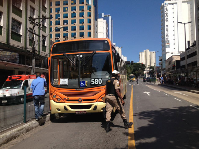 Jovem é atropelado por ônibus na Rio Branco 1 Garoto foi atingido e encaminhado ao HPS (Foto: Fernando Priamo)