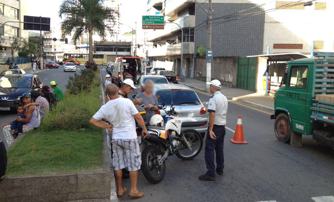 Batida envolveu Peugeot 207 e um Celta, com placas de Juiz de Fora (Foto: Fernando Priamo/25-04-16)