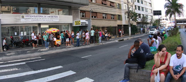 Plantão nos cartórios eleitorais 1 Cartório na Avenida Itamar Franco apresenta filas (Foto: Fernando Priamo/25-04-16)