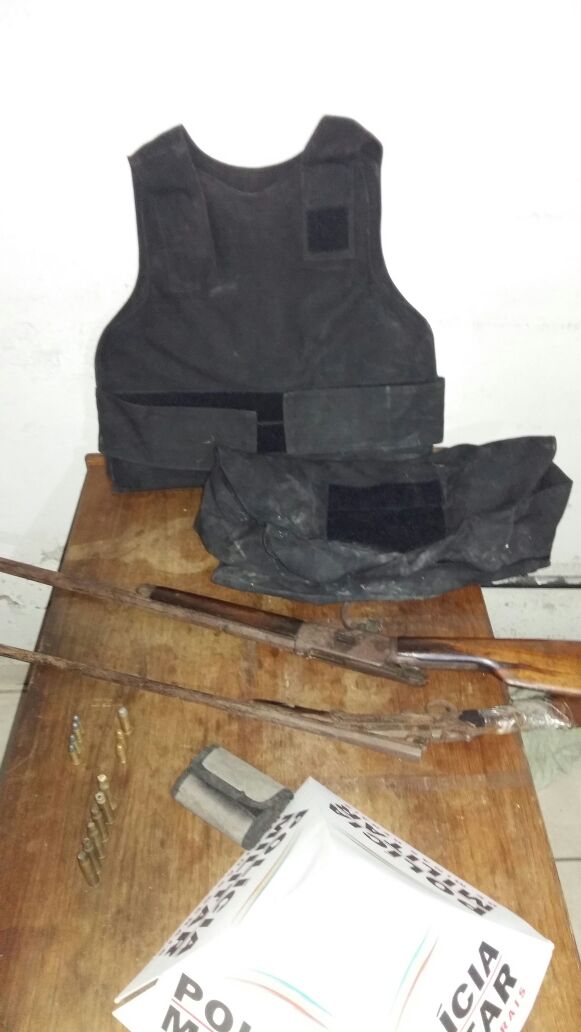Colete e armas foram encontrados com suspeito do crime