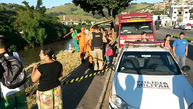 Corpo é encontrado boiando no Rio Paraibuna 1 Foto: Marcelo Ribeiro/08-04-16