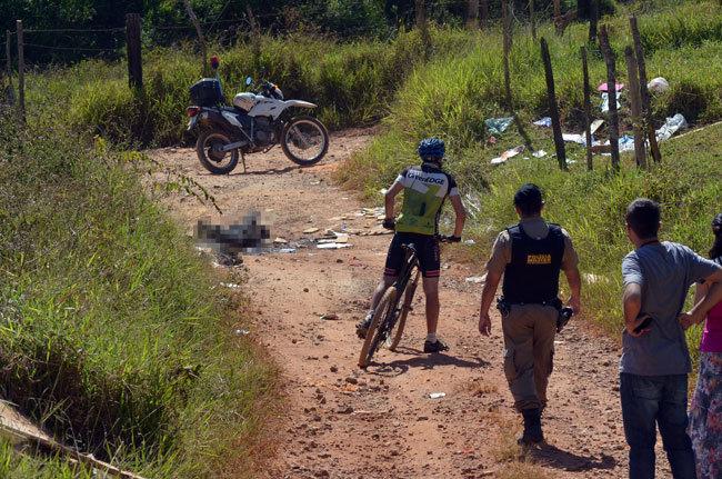 Corpo foi visto por um ciclista que passava pelo local entre a Cidade Alta e a Zona Norte (Foto: Olavo Prazeres/25-04-16)