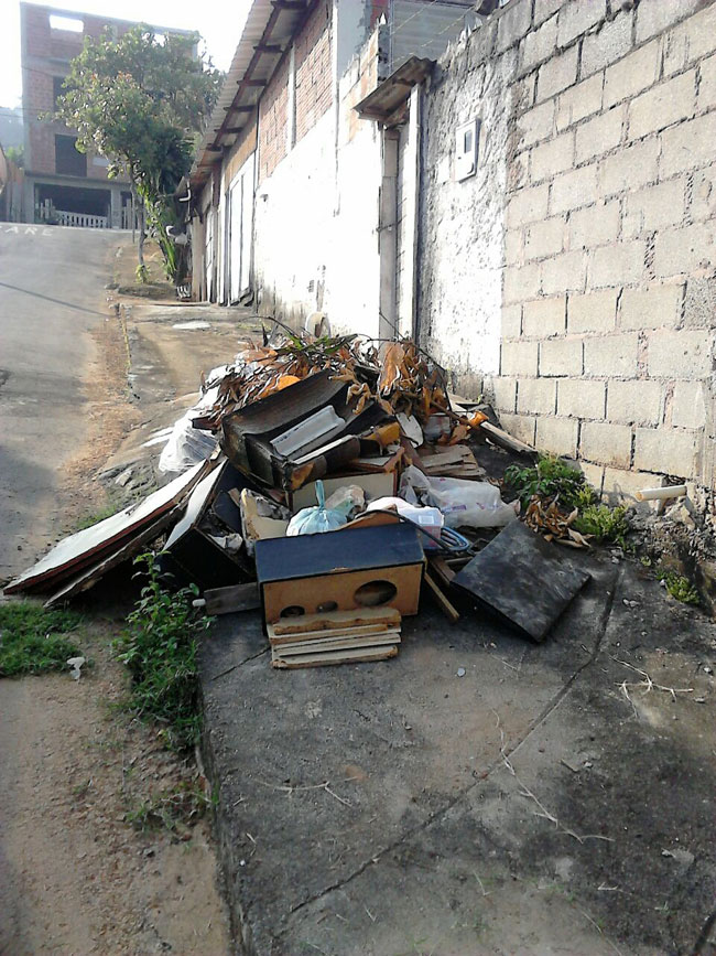 Lixo acumulado na Rua Poema Visceral há dias