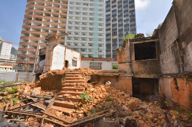 Paredes foram destruídas (Foto: Marcelo Ribeiro/04-04-16)