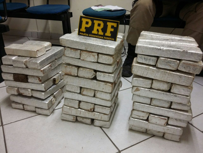 PRF apreende 67kg de maconha após perseguição na BR-040 1 Droga foi apreendida em abordagem na BR-040 (Divulgação/PRF 13-04-2016)