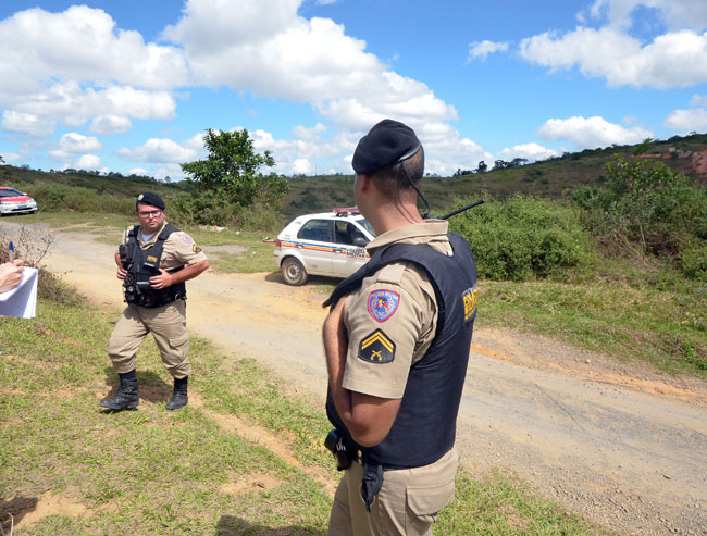 PM foi acionada por motorista que passava pelo local e avistou o corpo (Foto: Olavo Prazeres 18-04-16)
