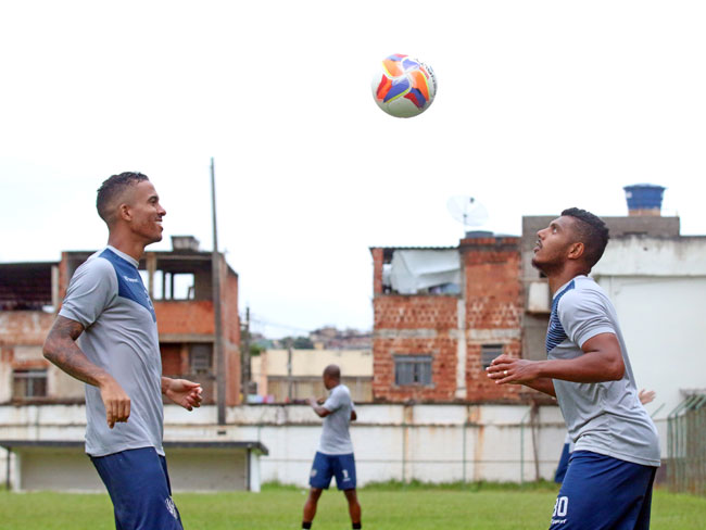 Romário deixa o Tupi 1 Romário (direita) é o quarto nome a deixar o time (Foto: Leonardo Costa)