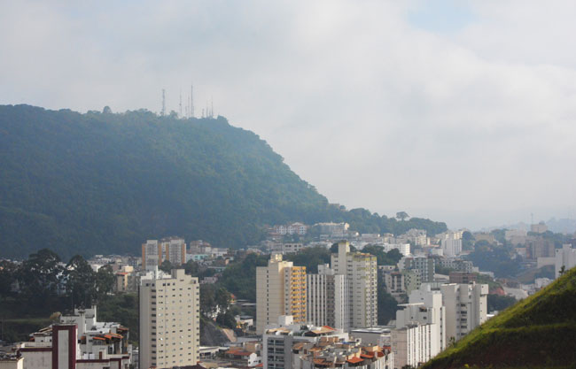 Tempo segue estável em Juiz de Fora 1 Névoa úmida cobriu a cidade no início da manhã desta segunda (Foto: Marcelo Ribeiro/04-04-16)