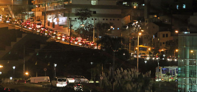 Trânsito intenso no início do feriado de Tiradentes 1 Movimento na Itamar Franco no início da noite foi bem intenso (Foto: Fernando Priamo/20-04-16)