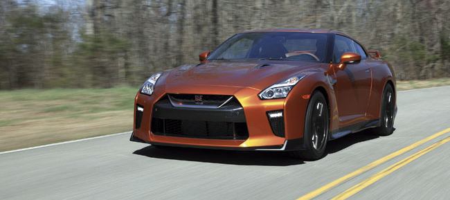 Nissan reestiliza superesportivo GT-R e promete sua venda no Brasil 4 vi290316 02