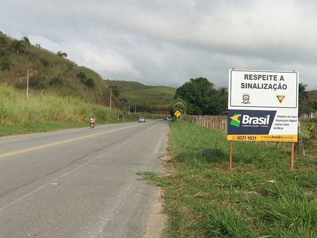 Placas chama a atenção para as leis de trânsito (Foto: Divulgação/PM 24-05-2016)