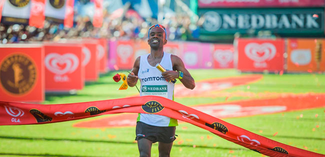 Juiz-forano completa ultramaratona em menos de 8 horas 1 Sul-africano David Gatebe estabeleceu novo recorde da prova, ao completar os 89km em 5h18"19' (Foto: Divulgação/Comrades)