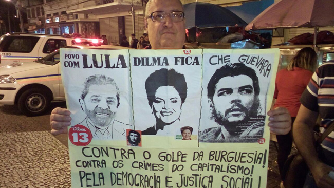 Manifestantes protestam a favor de Dilma no Centro 7 Foto: Marcelo Ribeiro/10-05-16