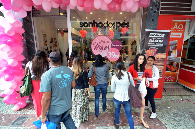 Movimento no Centro da cidade é intenso para o dia das mães 1 Lojistas estavam otimistas com o aumento de vendas neste sábado (Foto: Olavo Prazeres/07-05-16)