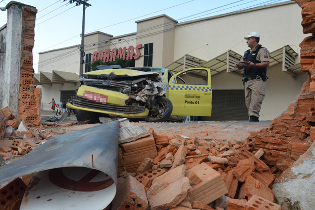 Quatro ficam feridos após falha mecânica 1 Motorista teria perdido o controle, após constatar falha no sistema de freios (Foto: Marcelo Ribeiro/07-05-16)