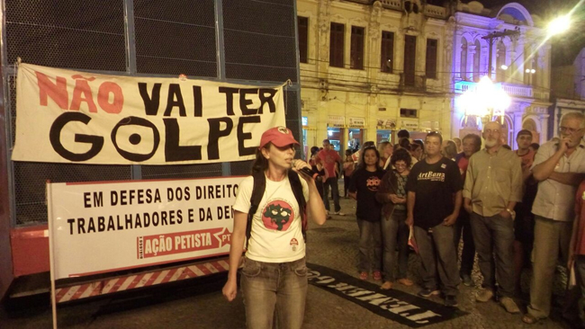 Manifestantes protestam a favor de Dilma no Centro 5 cf6e95893ab44ae505bb174447ea8b7a