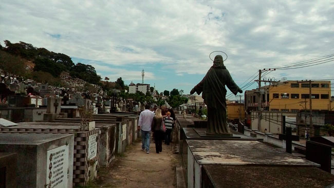 Juiz-forano que invadiu hotel onde estava Ana Hickmann é sepultado 1 Corpo foi sepultado no Cemitério Municipal (Foto: Olavo Prazeres/23-05-16)