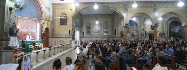 Suspeito se apresenta à polícia 2 familiares e amigos participaram de missa e cobraram justica no caso leonardo costa20 05 16