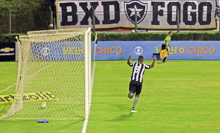 JF em preto e branco 2 Ribamar abriu o placar para o Glorioso (Foto: Leonardo Costa/25-05-16)