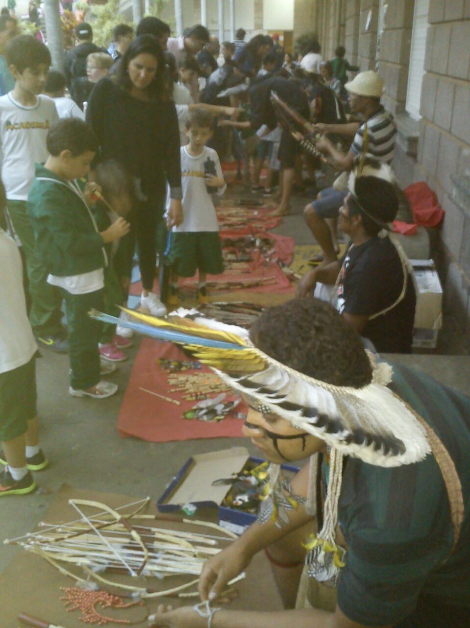 Índios da tribo Fulni-ô se apresentam no Colégio Academia (Foto: Leonardo Costa 05-05-2016) 