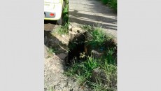 Leitor denuncia bueiro aberto em rua principal do Parque Guarani 2 montagem buraco site edson botelho 2