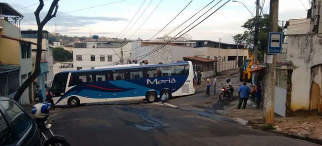 Ônibus fica preso no asfalto no Centenário 1 Traseira do veículo ficou presa ao asfalto (Foto: Juliana Netto/09-05-16)