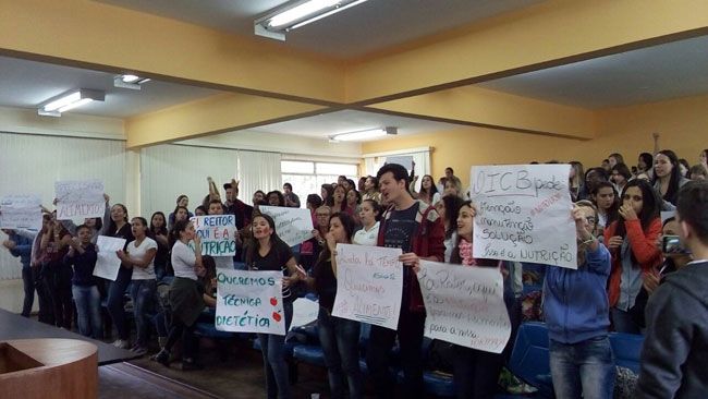 Estudantes da nutrição protestam contra falta de recursos 2 protesto-na-ufjf-fernando