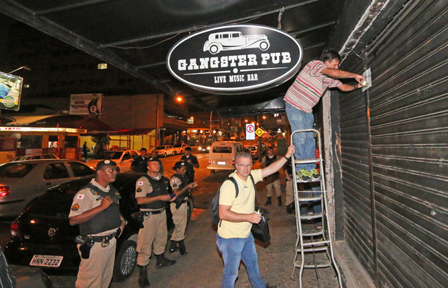 Fiscais colocaram faixas de interdição e cartazes na entrada do Gangster Pub, na Rua Dom Viçoso (Foto: Leonardo Costa/05-05-2016)