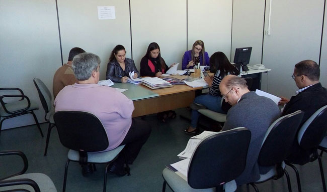 Prefeitura abre envelopes para licitação de Ginásio Municipal 1 Reunião da CPL na manhã desta terça (Foto: Olavo Prazeres 24-05-16)