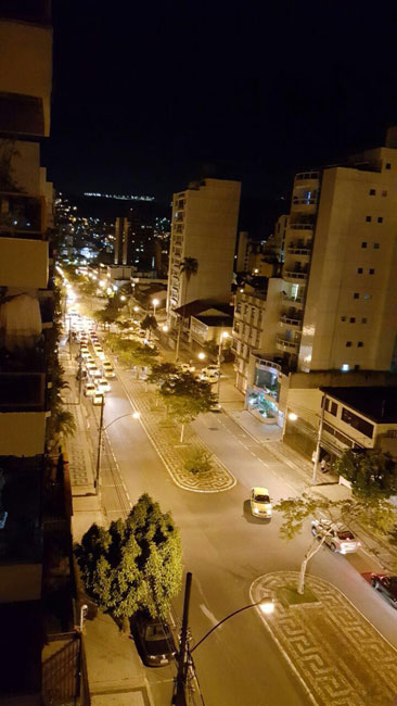 Taxistas foram em comboio até a casa do prefeito no Bairro Bom Pastor (Foto: Maria Queiroga)