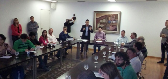 Foto: Olavo Prazeres tocha celular olavo