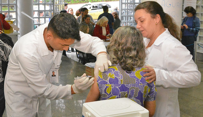 Posto de vacinação montado no INSS ficou cheio nesta quinta (Foto: Marcelo Ribeiro/19-05-16)