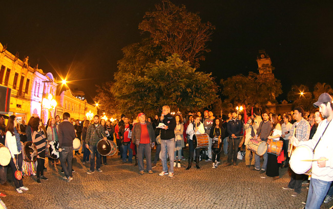 Ato foi mobilizado pela Frente Brasil Popular Juiz de Fora e Zona da Mata (Foto: Fernando Priamo -10/06/2016)