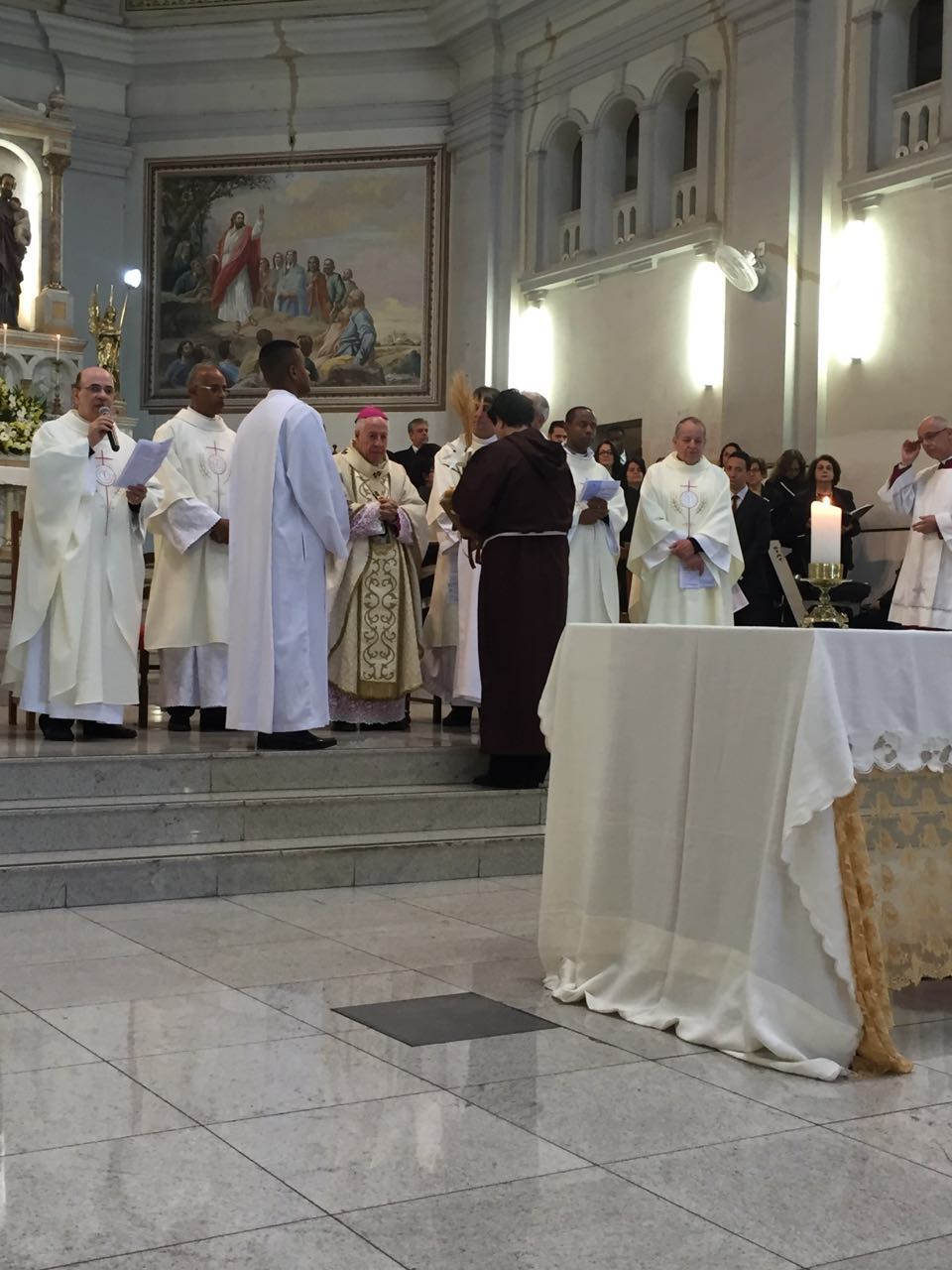 Fiéis celebram Dia de Santo Antônio 2 Dom Gil procede a bênção simbólica dos pães (Foto: Bárbara Riolino/13-06-16)