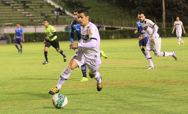 Tupi viaja com apenas um lateral de origem para duelo com o Sampaio Corrêa 1 Douglas já atuou tanto pela direita, como pela esquerda nessa Série B (Foto: Felipe Couri / tupifc.esp.br)