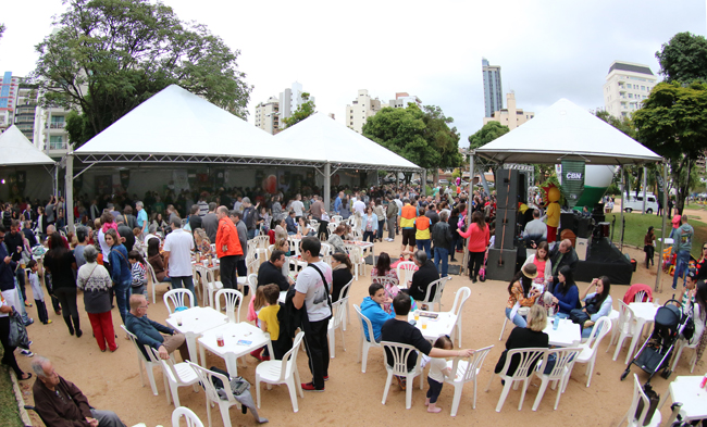 Praça do Bom Pastor recebe festival de cervejas artesanais 1 Última edição do festival, no ano passado, reuniu milhares de pessoas na Praça do Bom pastor (Foto: Fernando Priamo/Arquivo Tribuna)