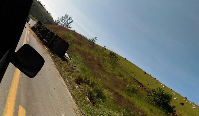 Acidente entre carro e carreta mata um na 267 1 Caminhão permanecia no acostamento na manhã deste sábado (Foto: Dallet Amorim)