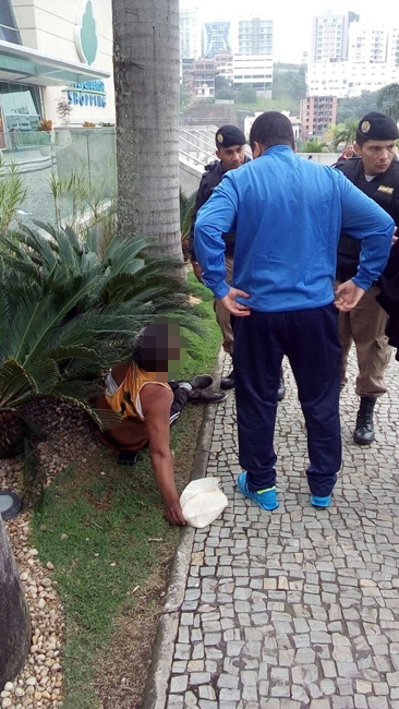 Homem foi detido por populares após tentativa de roubo (Foto: Olavo Prazeres 10-05-2016) 