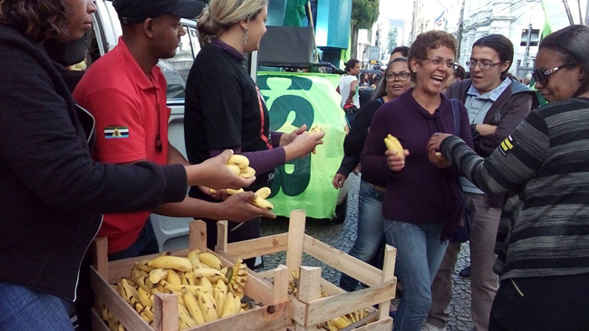 Servidores distribuíram bananas à população, em forma de protesto (Foto: Fernando Priamo/27-06-16)