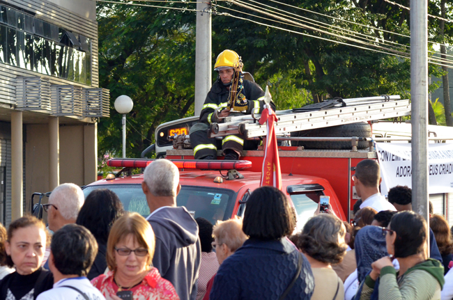 Devotos acompanham Imagem Peregrina de Nossa Senhora Aparecida pela Avenida Brasil 1 Foto: Olavo Prazeres/03-06-16