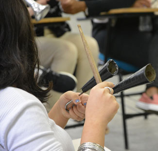 'Exercício de amor' 7 Manuseio de instrumentos pode favorecer controle motor (Foto: Marcelo Ribeiro)