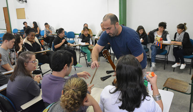 'Exercício de amor' 1 Há cerca de um ano, músico Léo Teixeira ministra uma oficina de música para jovens com deficiência (Foto: Marcelo Ribeiro)