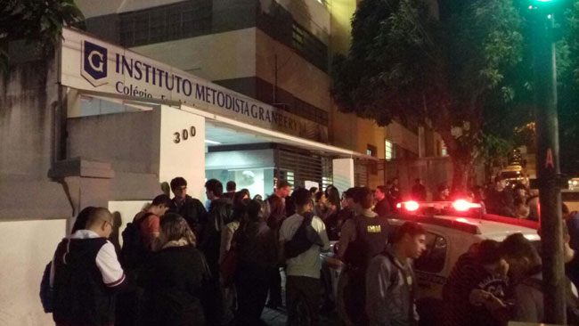 Alunos do Granbery protestam contra Rede Metodista 1 Centenas de alunos, funcionários, pais de alunos e demais integrantes da comunidade acadêmica protestam na porta do Granbery (Foto: Fernando Priamo)