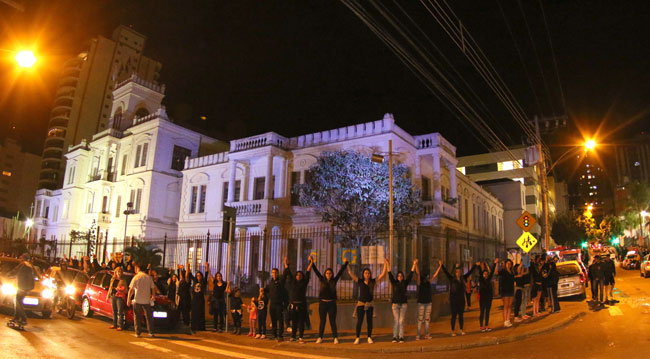 Grupo protesta e dá abraço simbólico ao Granbery 1 Manifestantes participaram de abraço simbólico na instituição (Foto: Fernando Priamo/29-06-16)