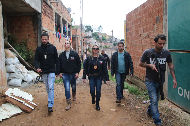 Delegada de Mulheres, Ângela Fellet, e outros sete policiais civis participaram de ação nas ruas da Vila Olavo Costa (Foto: Fernando Priamo)
