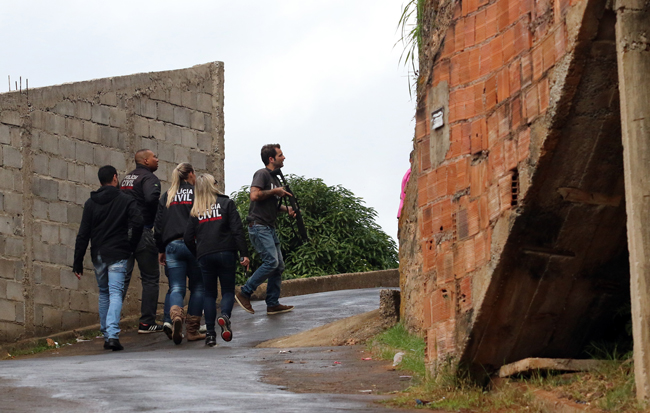 Casas abandonadas foram visitadas, como um imóvel na Rua E, na tentativa de identificar o local do crime (Foto: Fernando Priamo)