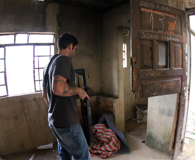 Casa na Rua E tem características semelhantes ao local em que a adolescente de 13 anos foi mantida em cárcere privado, mas acabou sendo descartada na investigação (Foto: Fernando Priamo)