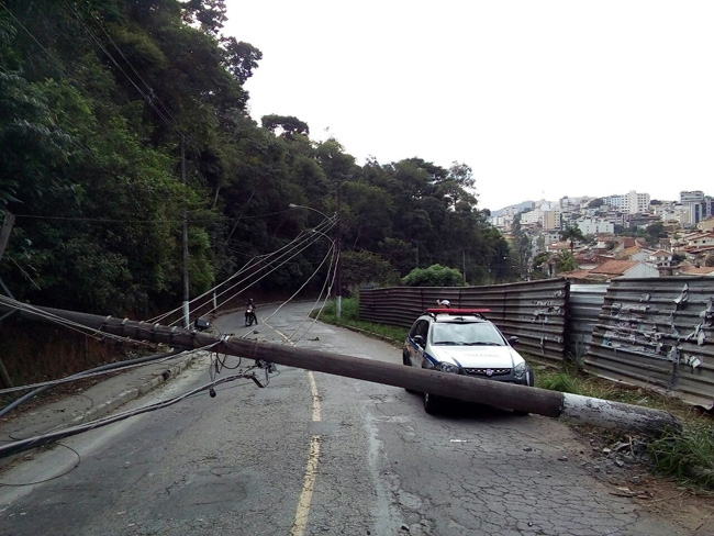Poste caiu após batida (Foto: Marcelo Ribeiro 24-06-2016)