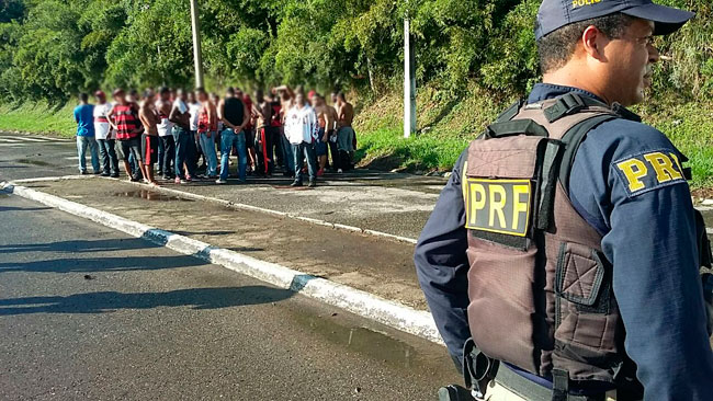 Efetivo da PRF em Juiz de Fora recebe reforço para as Olimpíadas 1 Ônibus com torcedores do Flamengo foi parado, e um homem foi preso (Foto: Divulgação PRF)